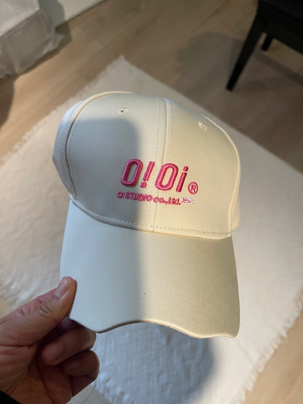O!Oi beige Baseball Cap with Pink Logo
